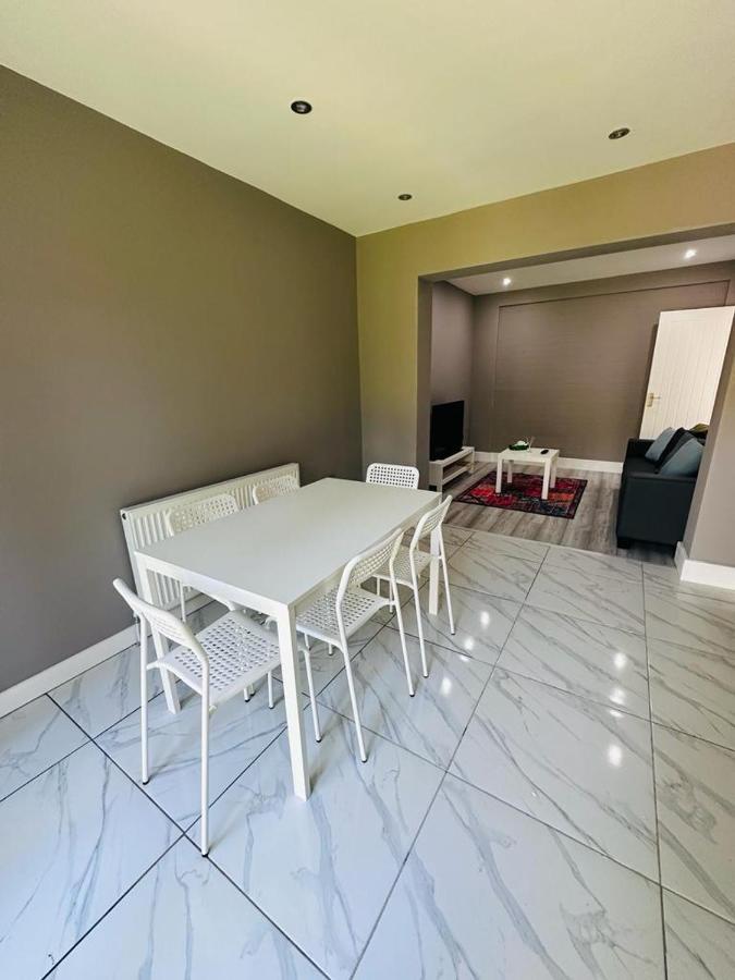 Burmese - 5 Bedroom House Earley Luaran gambar