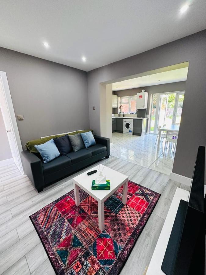 Burmese - 5 Bedroom House Earley Luaran gambar