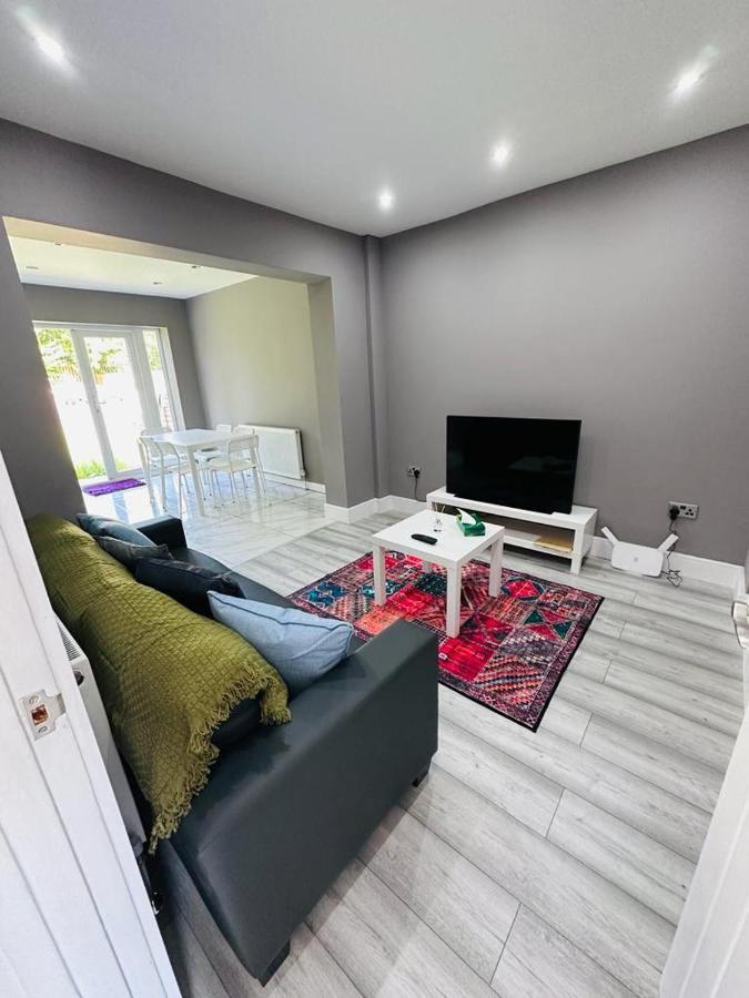 Burmese - 5 Bedroom House Earley Luaran gambar