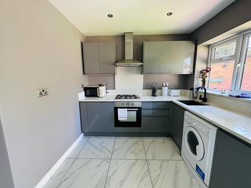 Burmese - 5 Bedroom House Earley Luaran gambar